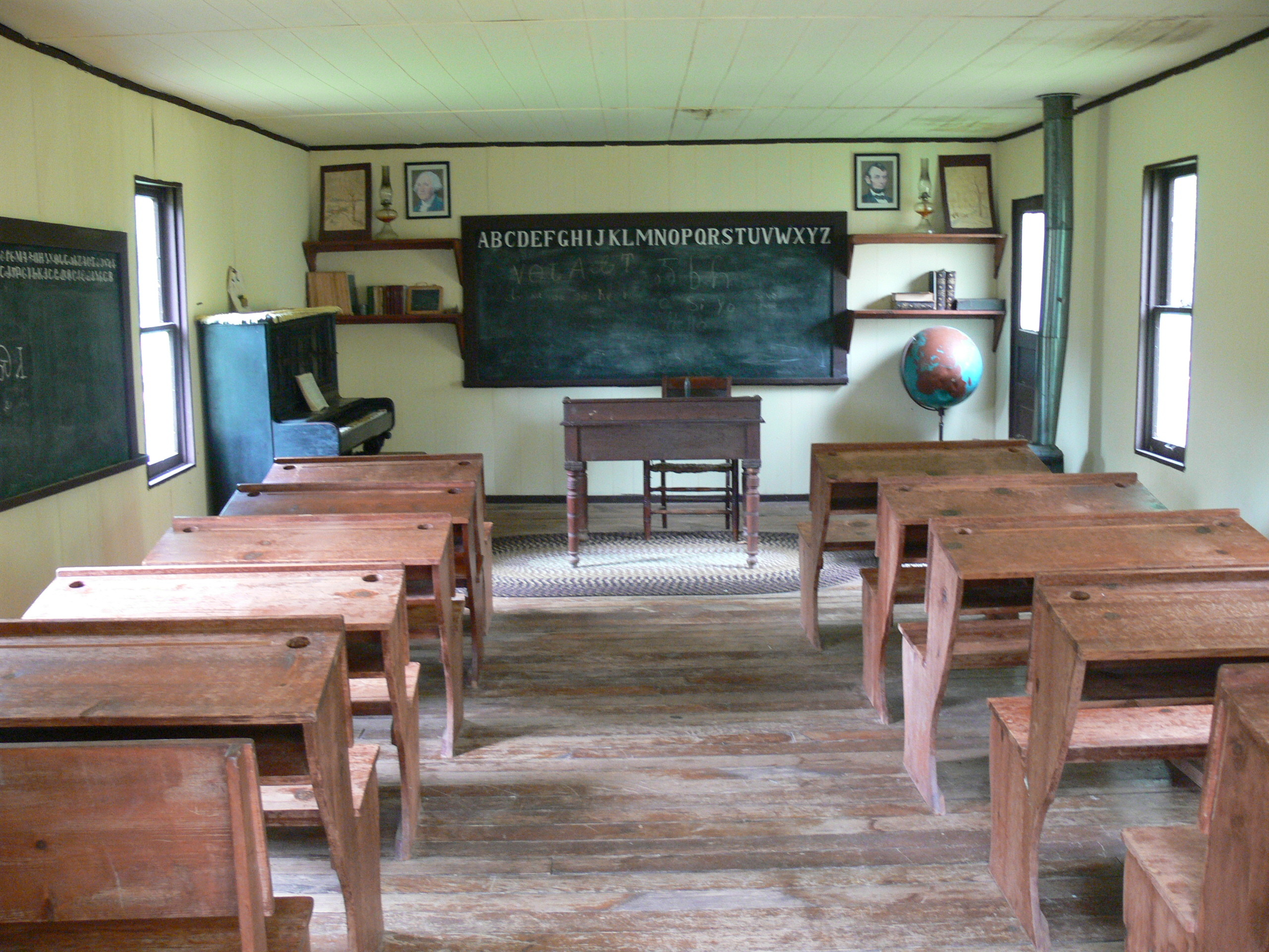 Парта доска. Колониальная школа. Типичная колониальная школа. Old Classroom. Adams Corner.