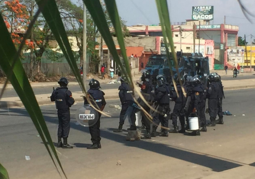 Forças policiais se preparando durante as manifestações nas ruas de Luanda