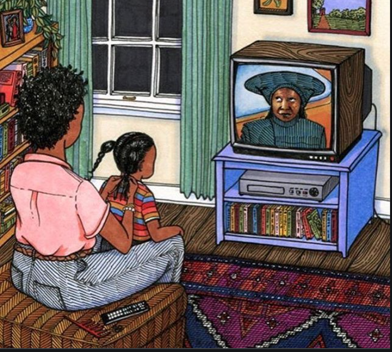 Uma mãe negra com a filha. A mãe está a fazer tranças ao cabelo da filha enquanto vêem televisão. Uma mulher negra é mostrada na tela.