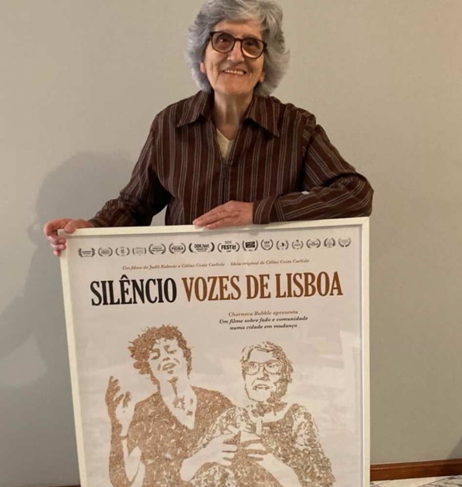 Ivone Dias segurando o cartaz do filme 