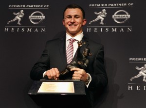Texas A&M quarterback Johnny Manziel holds the Heisman Trophy during a news conference after winning the award in New York December 8, 2012. Manziel was awarded the Heisman Trophy on Saturday, making him the first 'freshman' to win college football's top honour. REUTERS/Adam Hunger    (UNITED STATES - Tags: SPORT FOOTBALL) - RTR3BD8R