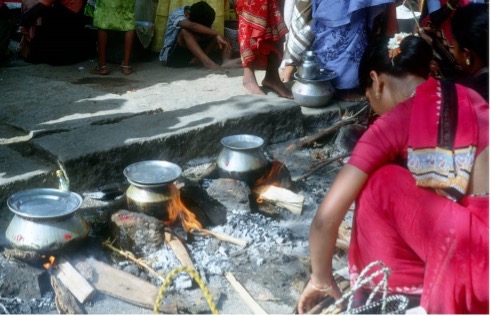 Cooking ritual pongol, temple courtyard, Tirupati, Andhra Pradesh. Photo by Joyce Burkhalter Flueckiger.